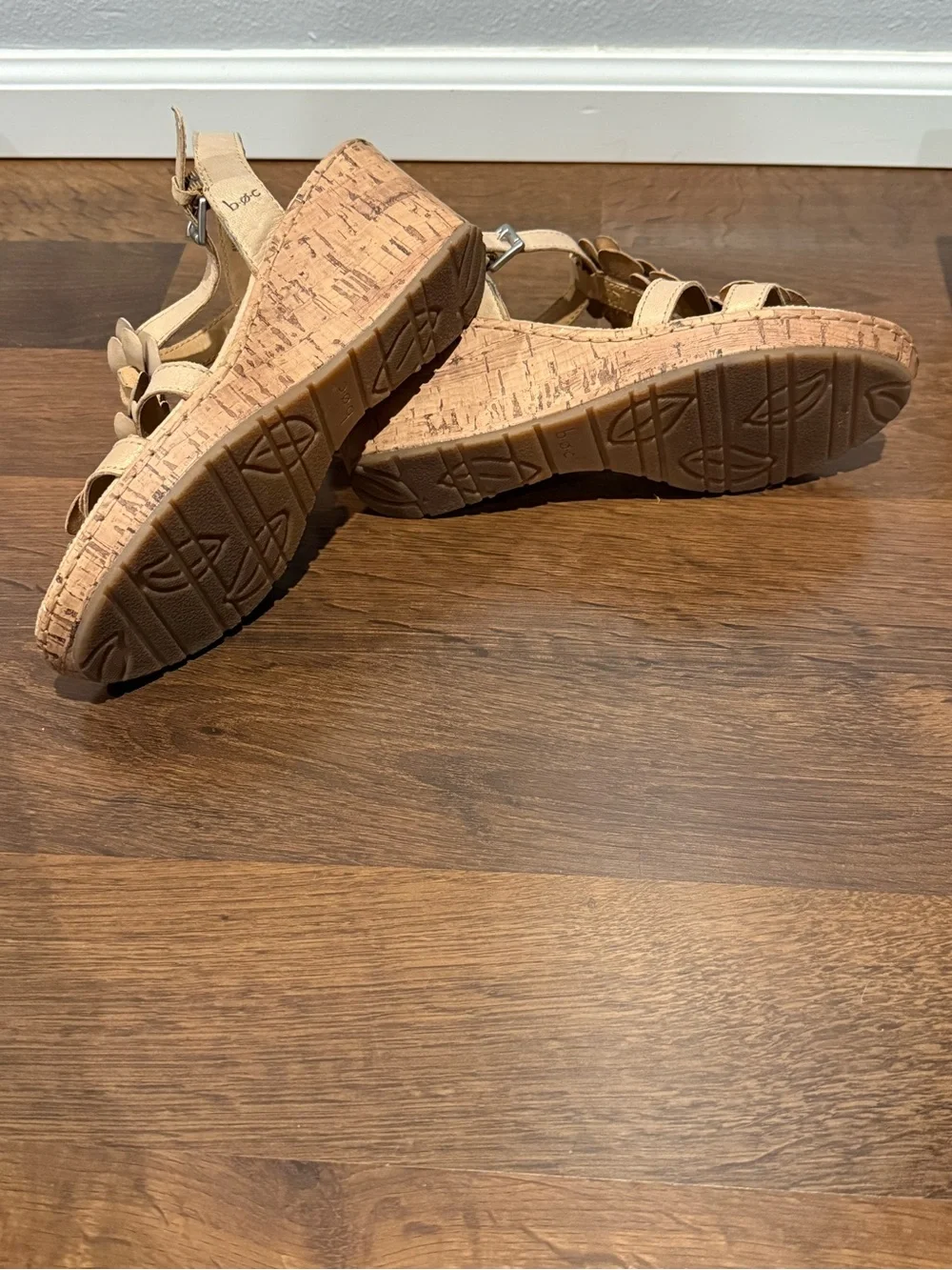 b.o.c. Cornelis Floral wedge sandal (size 8)